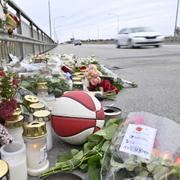 Blommor och ljus vid platsen där en tonårspojke körts ihjäl på Nockebybron.