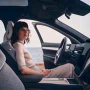 Volvo EX90 är en mångsidig och elegant familjebil som kombinerar moderna proportioner med banbrytande teknik för att optimera säkerhet, effektivitet och estetik.