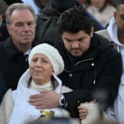 Amine Kessaci och hans mamma deltar i helgens manifestation vid platsen där Mehdi Kessaci sköts till döds – den andra sonen i familjen som fallit offer för Marseilles drogvåld.