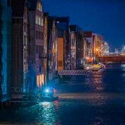  En byggnadsställning har lossnat från en byggnad och hamnat i vattnet i Trondheim.