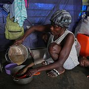 Matlagning i ett läger för internflyktingar.