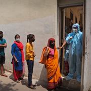 New Delhi. Folk köar för vaccin i den hårt drabbade staden. 