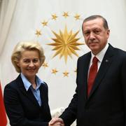 Turkiets president Recep Tayyip Erdogan tillsammans med EU-kommissionens ordförande Ursula Von der Leyen. Arkivbild från 2015.