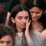 Kamala Harris och nedslagna supporters. 