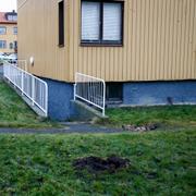En grop framför huset där en explosion inträffade vid ett flerfamiljshus på Hisingen i Göteborg någon gång under natten mot lördagen.
