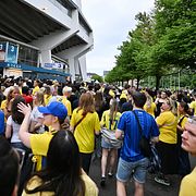 Många har samlats vid Gamla Ullevi för att se Sveriges match mot Nederländerna.