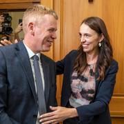 Chris Hipkins och Jacinda Ardern.