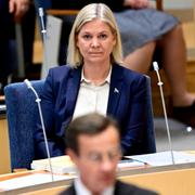 Socialdemokraternas partiledare Magdalena Andersson (S) lyssnar på Moderaternas partiledare Ulf Kristersson (M) i talarstolen under partiledardebatten i riksdagen 8 juni.