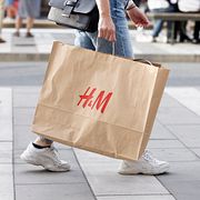 Konsument med shoppingkasse från H&M. Illustrationsbild.