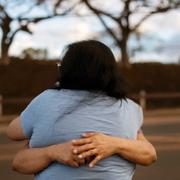 Carelle Calvan och Nora Bulosan kramar varandra efter att deras hem förstördes på Hawaii.