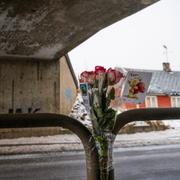 Blommor har placerats ut vid brottsplatsen i Örkelljunga. 