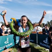 Carolina Johnson firar segern på damsidan av Lidingöloppet på lördagen.