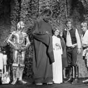 Kenny Baker, Anthony Daniels, Peter Mayhew, Carrie Fisher, Harrison Ford och Mark Hamill under inspelningen av "The Star Wars Holiday"-special 1978.