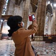 Arkivbild: En turist i Doumokatedralen i Milano