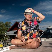 Sverigedemokraternas partiledare Jimmie Åkesson på valturné längs Göta kanal.