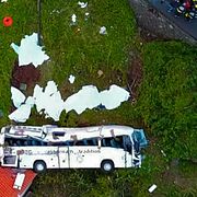 Bussen rasade ut för en slänt och kraschade in i ett hus 