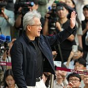 Nvidias vd Jensen Huang vinkar till anhängare inför ett stort pressuppbåd i Seoul.