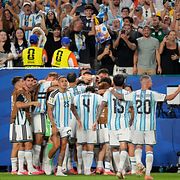 Argentinas trupp firar 3–2-målet.