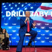 Donald Trump och Kristi Noem på ett kampanjevent under slagorden ”Drill, baby drill”, 2024. 