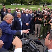 Trump och ledarna för flera AI-företag möter pressen utanför Vita huset.