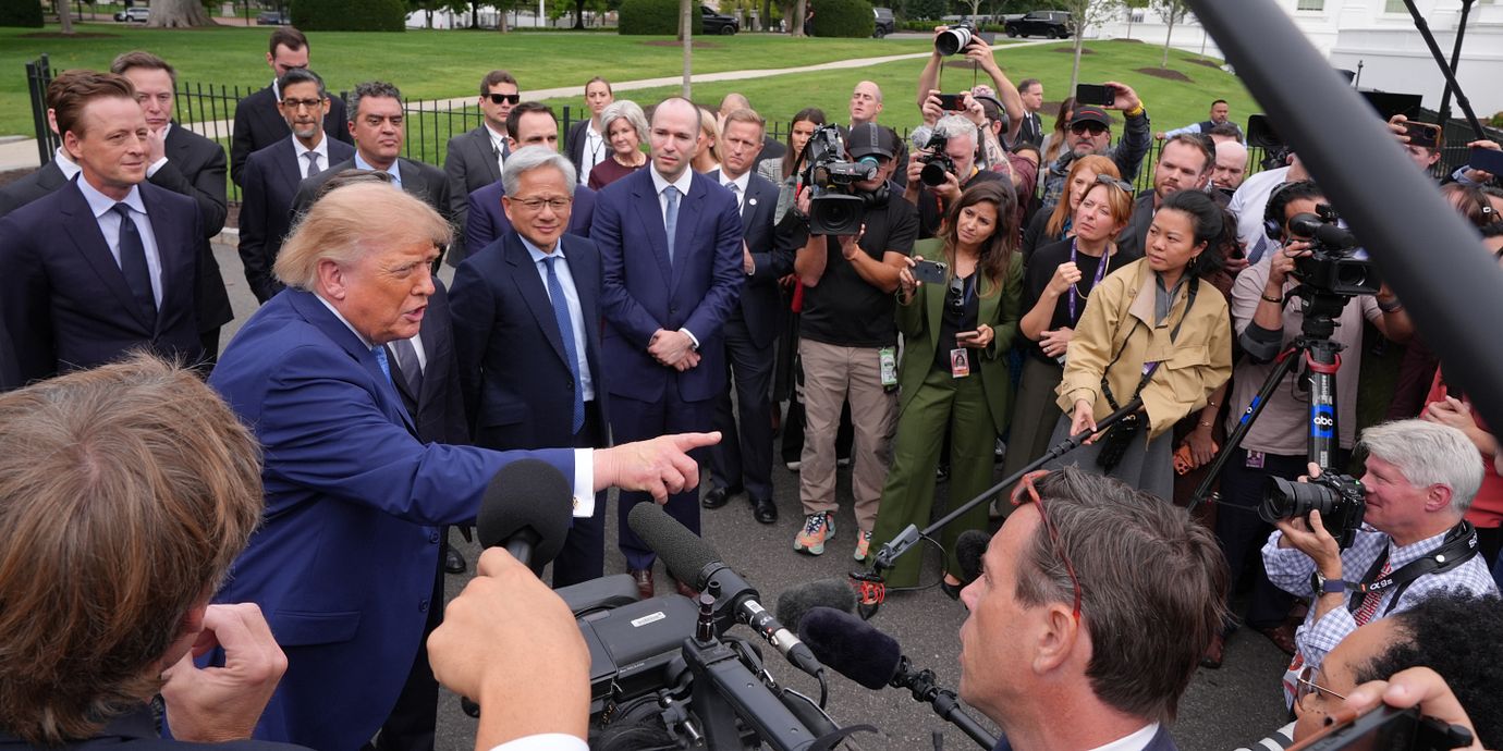 Trump och ledarna för flera AI-företag möter pressen utanför Vita huset.