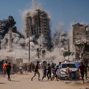 Bombningen av ett höghus i Gaza stad på fredagen.
