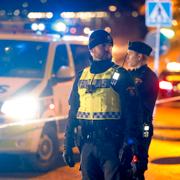Poliser på platsen där personerna hittades skjutna. 