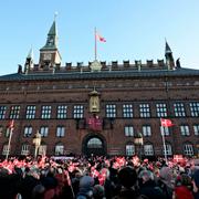 Illustrationsbild. Danska flaggor utanför stadshuset.