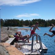 Sommarbadare utanför Oskarshamn.