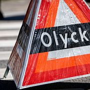 Flickan blev enligt vittnen påkörd när hon färdades på cykel över ett övergångsställe.