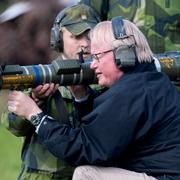 Hultqvist under ett besök vid regementet i Sollefteå under valrörelsen 2022.