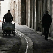 Två personer på en öde gata i Teheran.