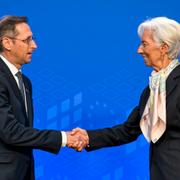 Mihaly Varga skakar hand med ECB-chefen Christine Lagarde. 