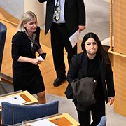 Magdalena Andersson (S) och Nooshi Dadgostar (V). ”Tyvärr är dagens socialdemokrati kraftigt vänsterlutande, särskilt efter fjolårets partikongress”, skriver Tobias Vikström i sin ledare i Dagens industri.