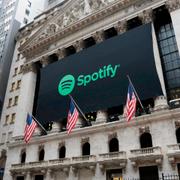 Spotifys logga framför New York-börsen i april