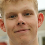 Finlay Tarling i juli 2024, till höger under juniormästerskapen i VM i Zurich den 23 september 2024.