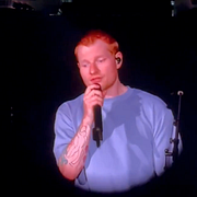 Demonstranter utanför arenan/Ed Sheeran på scenen
