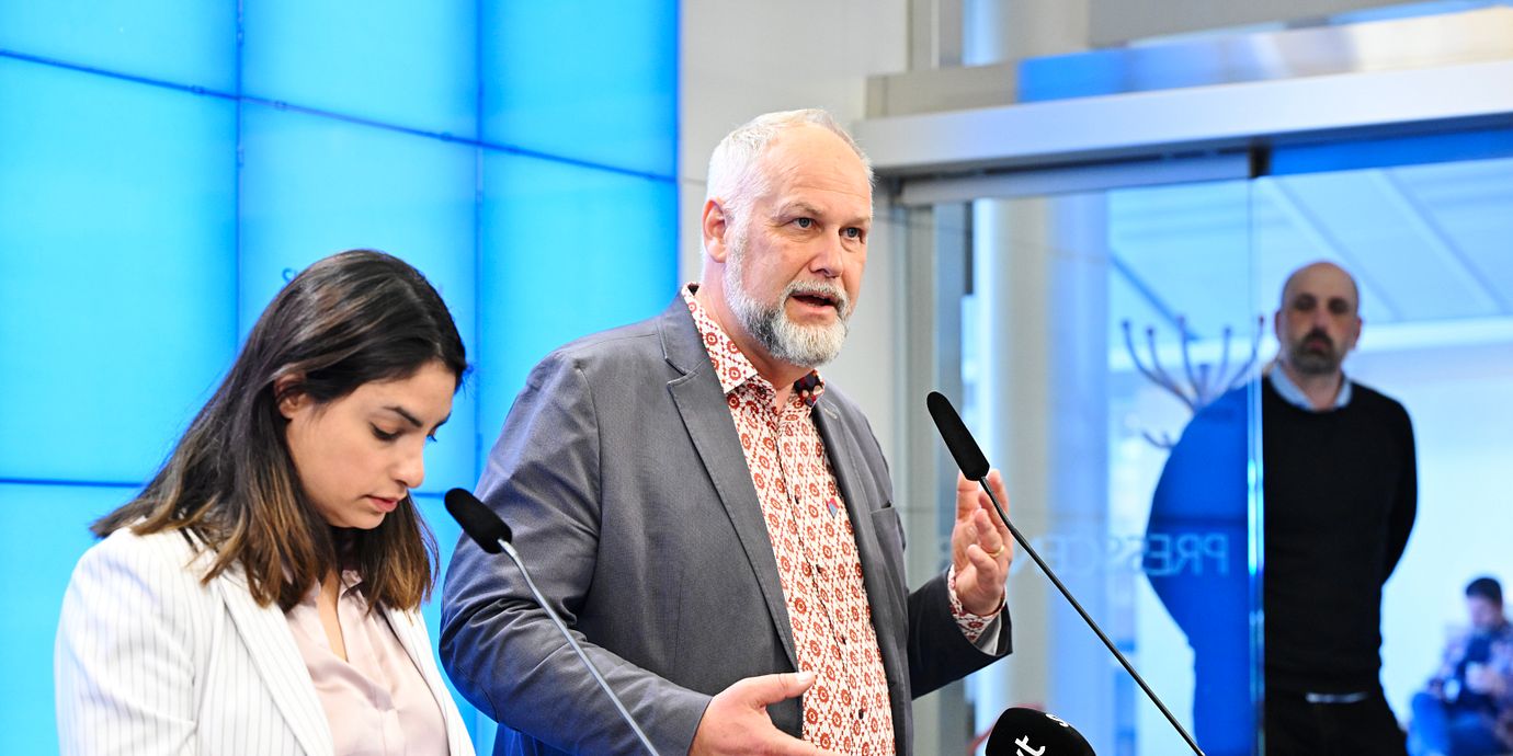 Vänsterpartiets partiledare Nooshi Dadgostar och toppkandidaten Jonas Sjöstedt.