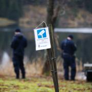 oliser söker med hjälp av en drönare vid Kolbengtsrödsjön efter den försvunna Wilma Andersson i Ljungskile. 