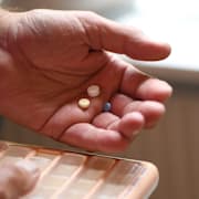 En pensionär tar  medicin mot Parkinsons sjukdom. 