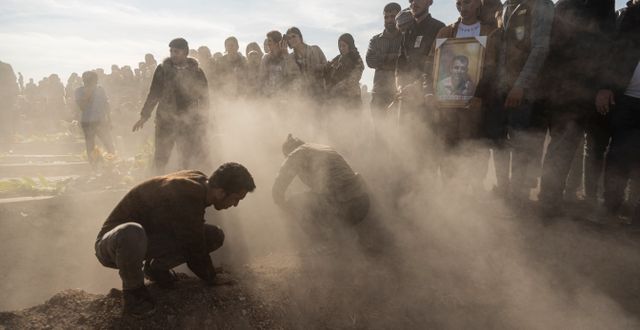 Begravning för kurder som dödats i luftangrepp i norra Syrien. Baderkhan Ahmad / AP