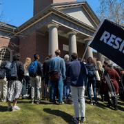 Elever och personal på Harvard demonstrerar.