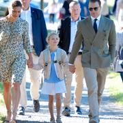 Kronprinsessan Victoria, prinsessan Estelle och prins Daniel anländer till Campus Manilla på Djurgården i Stockholm.