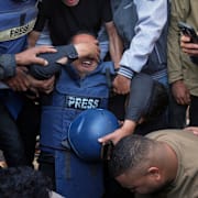 Kollegor sörjer vid begravningen för en dödad journalist i Gaza.