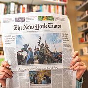 En person som läser New York Times.
