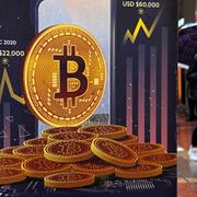 Bitcoin studsar tillbaka något på måndagen efter förra veckans ras.