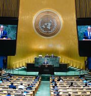 Sergej Lavrov / Amerikansk FN-delegat som lyssnar på Lavrovs tal. TT.