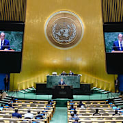 Sergej Lavrov / Amerikansk FN-delegat som lyssnar på Lavrovs tal. TT.