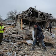 Människor vid ett hus som förstördes i attacken. Mykola Tys / AP