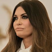 Kimberly Guilfoyle under ceremonin när hon överlämnade sina kreditivbrev och formellt tillträdde som ambassadör.